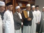 Wakil Wali Kota Balikpapan, H. Bagus Susetyo bersama istri Hj. Siti Kotijah dan pejabat daerah turut hadir dan menunaikan salat Idul Adha bersama warga di Masjid Madinatul Iman, Islamic Center Balikpapan, pada Jumat pagi (6/6/2025). Foto: BorneoFlash/Ardian
