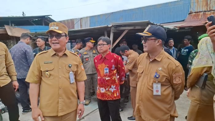 Wakil Wali Kota Balikpapan, H. Bagus Susetyo, bersama sejumlah Organisasi Perangkat Daerah (OPD) terkait, melakukan peninjauan langsung ke lokasi Pasar Inpres Kebun Sayur, pada Selasa (3/6/2025). Foto: BorneoFlash/Ardian