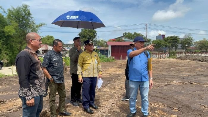 Wakil Wali Kota Balikpapan, H. Bagus Susetyo, meninjau langsung kegiatan pengupasan lahan di wilayah Kelurahan Gunung Bahagia, Kecamatan Balikpapan Selatan, pada Kamis (26/6/2025). Foto: BorneoFlash/Niken Sulastri