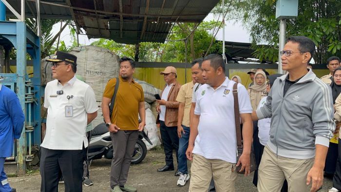 Wakil Wali Kota Balikpapan, H. Bagus Susetyo, saat melakukan tinjauan ke Tempat Pengelolaan Sampah MRF yang berada di Perumahan Rengganis, RT 32, Kelurahan Gunung Bahagia, Kecamatan Balikpapan, pada Jumat (20/6/2025). Foto: BorneoFlash/Niken Sulastri