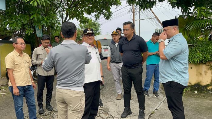 Wakil Wali Kota Balikpapan, H. Bagus Susetyo, saat melakukan tinjauan ke permukiman, RT 26, Jalan Belatuk III, Kelurahan Gunung Bahagia, Kecamatan Balikpapan, pada Jumat (20/6/2025). Foto: BorneoFlash/Niken Sulastri