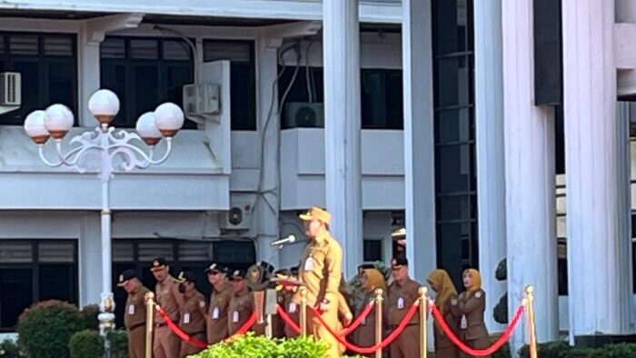 Wakil Wali Kota Balikpapan, H. Bagus Susetyo saat memimpin Apel Pagi di Halaman Balai Kota Balikpapan, pada hari Senin (16/6/2025). Foto: BorneoFlash/Ardian