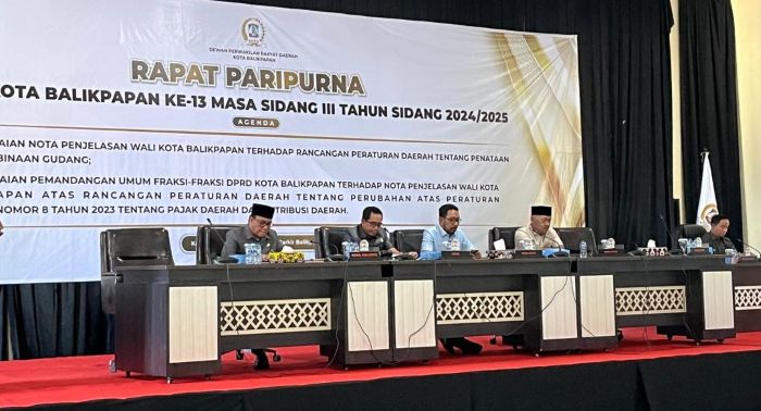 Wali Kota Balikpapan, Bagus Susetyo dalam rapat Paripurna DPRD ke-13 masa sidang III tahun sidang 2024/2025, di Gedung Parkir Lantai 8 Klandasan Balikpapan, pada hari Kamis (5/6/2025). Foto: BorneoFlash/Ardian