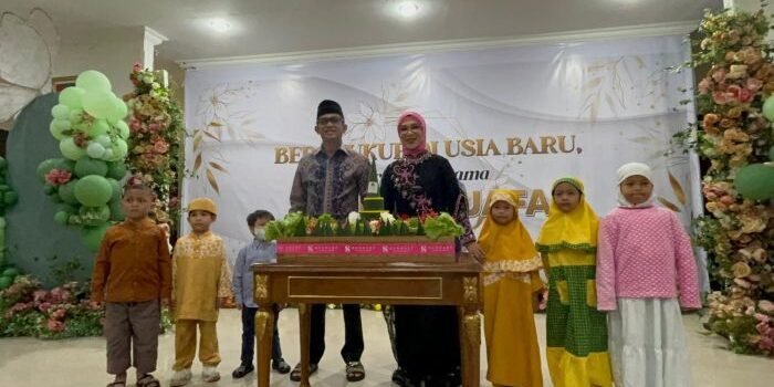 Wali Kota Balikpapan, H. Rahmad Mas’ud mendampingi istri, Hj. Nurlena Rahmad Mas'ud merayakan Ulang Tahun ke 49 bersama anak-anak yatim dan dhuafa di Aula Rumah Jabatan Wali Kota, pada hari Minggu (22/6/2025). Foto: BorneoFlash/Niken Sulastri
