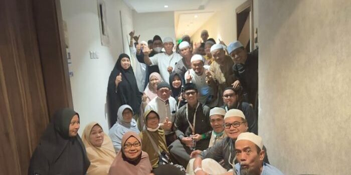 Wali Kota Balikpapan, H. Rahmad Mas’ud mengunjungi jemaah haji Kloter 1 asal Kota Balikpapan di Makkah, Selasa pagi (3/6/2025) waktu Arab Saudi, di Hotel Al Baith Al Mansoury. Foto: BorneoFlash/IST