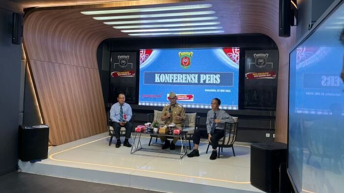 Wali Kota Samarinda, Andi Harun dalam Konferensi Pers, pada Senin (2/6/2025). Foto: BorneoFlash/Nur Ainunnisa
