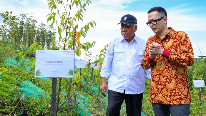 Rektor President University, Handa S. Abidin, (Batik) bersama jajaran pimpinan kampus melakukan kunjungan ke IKN pada Rabu (4/6). Foto: HO/Humas OIKN