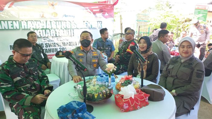 Kapolresta Balikpapan Kombes Pol Anton Firmanto, SH, SIK, M.Si bersama unsur Forkopimda dan berbagai instansi terkait turut ambil bagian dalam Panen Raya Jagung Pipil Kuartal II, Kamis (5/6/2025).