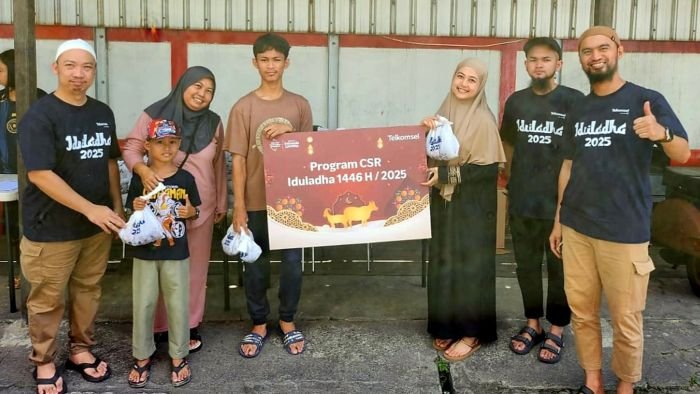 Telkomsel mendistribusikan lebih dari 660 ekor hewan kurban, terdiri atas lebih dari 546 ekor kambing atau domba dan lebih dari 114 ekor sapi, kepada lebih dari 42.000 keluarga penerima manfaat di seluruh penjuru indonesia. Foto: HO/Telkomsel