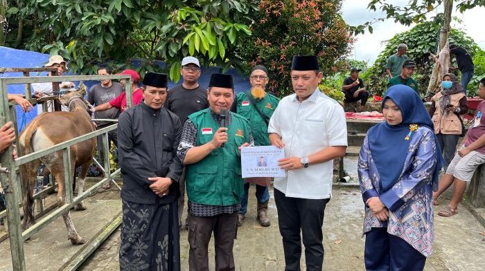 Wakil Gubernur Kaltim, Seno Aj, saat menyalurkan bantuan kurban di Masjid Alam Semesta Samarinda, pada Sabtu (7/6/2025). Foto: BorneoFlash/ Nur Ainunnisa