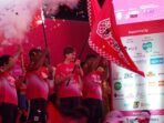 (ki-ka) Direktur & Chief Regulatory Office XLSMART, Merza Fachys, Direktur & Chief People Officer XLSMART, Jeremiah Ratadhi, Direktur & Chief Commercial Officer XLSMART, David Arcelus Oses, dan Chief Marketing Officer Smartfren ,Sukaca Purwokardjono mengibarkan bendera start untuk peserta lari half marathon dalam acara SMARTFREN RUN 2025 di Plaza Timur GBK, Jakarta, Pada Minggu (8/6/2025). Foto: HO/XLSMART