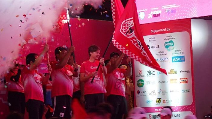 (ki-ka) Direktur & Chief Regulatory Office XLSMART, Merza Fachys, Direktur & Chief People Officer XLSMART, Jeremiah Ratadhi, Direktur & Chief Commercial Officer XLSMART, David Arcelus Oses, dan Chief Marketing Officer Smartfren ,Sukaca Purwokardjono mengibarkan bendera start untuk peserta lari half marathon dalam acara SMARTFREN RUN 2025 di Plaza Timur GBK, Jakarta, Pada Minggu (8/6/2025). Foto: HO/XLSMART
