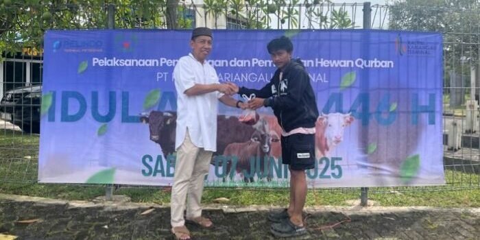 PT Kaltim Kariangau Terminal menyerahkan paket daging kurban kepada perwakilan masyarakat, karyawan, serta tiga panti asuhan penerima manfaat. Foto: HO/Humas KKT