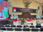 Sekretaris Daerah Kaltim, Sri Wahyuni, menyampaikan sambutan mewakili Gubernur pada Rapat Paripurna DPRD Kaltim. Foto: BorneoFlash/Nur Ainunnisa