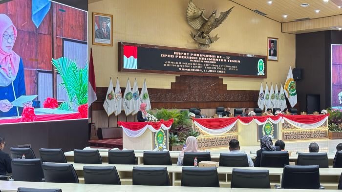 Sekretaris Daerah Kaltim, Sri Wahyuni, menyampaikan sambutan mewakili Gubernur pada Rapat Paripurna DPRD Kaltim. Foto: BorneoFlash/Nur Ainunnisa