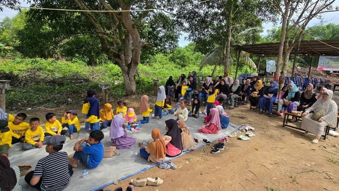 PHSS bekerja sama dengan Persatuan Pemuda Muara Badak (PPMB) menggelar Pelatihan Pengembangan Budidaya Jeruk Lanjutan bagi anak usia dini di Desa Tanjung Limau, Kecamatan Muara Badak (07/06/2025). Foto: HO/PHSS