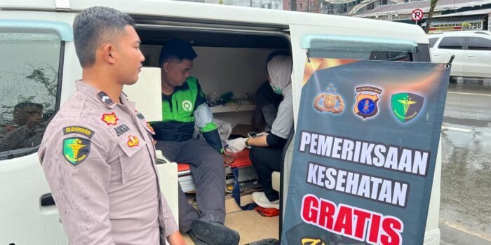 Polresta Balikpapan melalui Seksi Kedokteran dan Kesehatan (Sidokkes) menggelar kegiatan pemeriksaan kesehatan gratis bagi para pengemudi ojek online (ojol, dalam rangka memperingati Hari Bhayangkara ke-79 Tahun 2025.