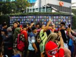 Organizing Committee (OC) Piala Presiden 2025 memanfaatkan momentum Car Free Day (CFD) di kawasan Sudirman-Thamrin, untuk mensosialisasikan turnamen pramusim bergengsi tersebut. Foto: HO/PSSI