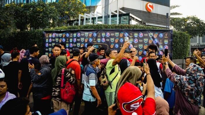 Organizing Committee (OC) Piala Presiden 2025 memanfaatkan momentum Car Free Day (CFD) di kawasan Sudirman-Thamrin, untuk mensosialisasikan turnamen pramusim bergengsi tersebut. Foto: HO/PSSI