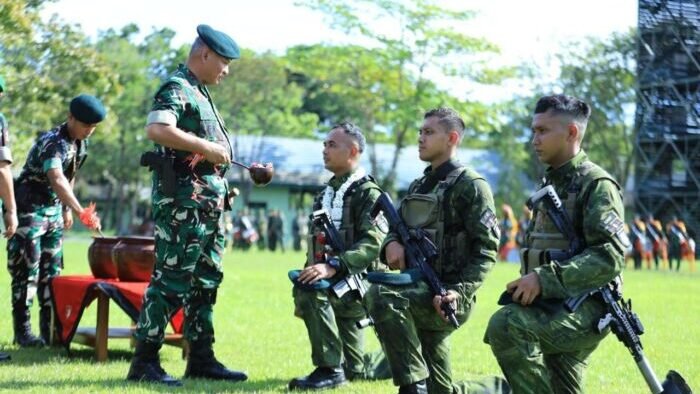 Pangdam VI/Mulawarman Mayjen TNI Rudy Rachmat Nugraha, S.I.P., M.Sc., memimpin upacara penyambutan personel Batalyon Infanteri 600/Modang, pada Sabtu (21/06/2025). Foto: HO/Pendam VI/Mlw