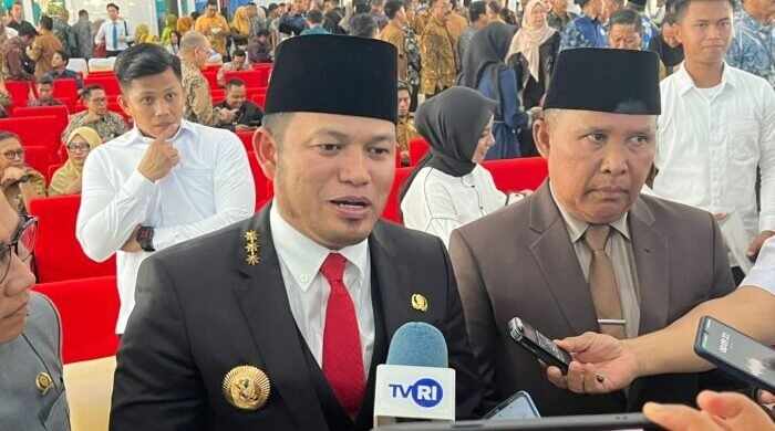 Gubernur Kaltim, Rudy Mas'ud bersama Kepala Dinas Lingkungan Hidup (DLH) Kaltim, Anwar Sanusi.