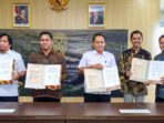 Otorita IKN resmi menandatangani dua kontrak kerja sama strategis, yakni Penataan Kawasan Sepaku serta Penataan Kawasan Olahraga dan Ruang Terbuka Hijau pada Kamis (26/6/2025). Foto: HO/Humas Otorita IKN