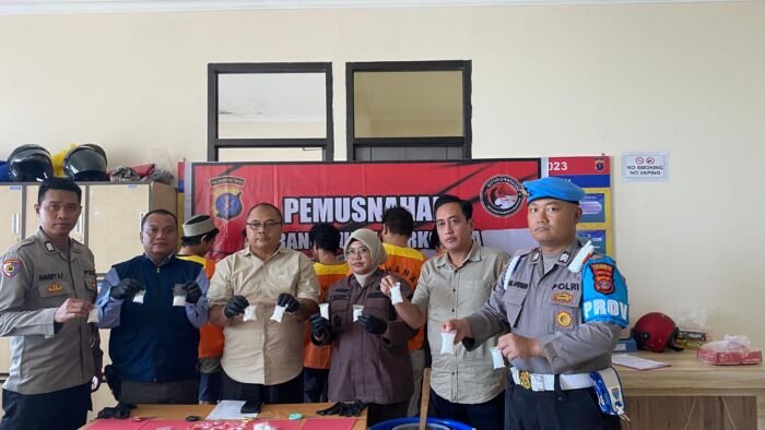 Satresnarkoba Polresta Balikpapan dengan menggelar pemusnahan barang bukti sabu seberat 377,22 gram, hasil pengungkapan lima kasus berbeda yang melibatkan lima tersangka. Foto: HO/Humas Polresta Balikpapan