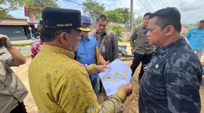 Wakil Wali Kota Balikpapan, H. Bagus Susetyo, meninjau langsung kegiatan pengupasan lahan di wilayah Kelurahan Gunung Bahagia, Kecamatan Balikpapan Selatan, pada Kamis (26/6/2025). Foto: BorneoFlash/Niken Sulastri