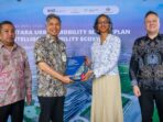 Sekretaris Otorita Bimo Adi Nursanthyasto bersama Wakil Duta Besar Australia untuk Indonesia, Gita Kamath saat menunjukkan laporan hasil studi Urban Mobility Masterplan dan Intelligent Mobility Ecosystem. Foto: HO/Humas Otorita IKN