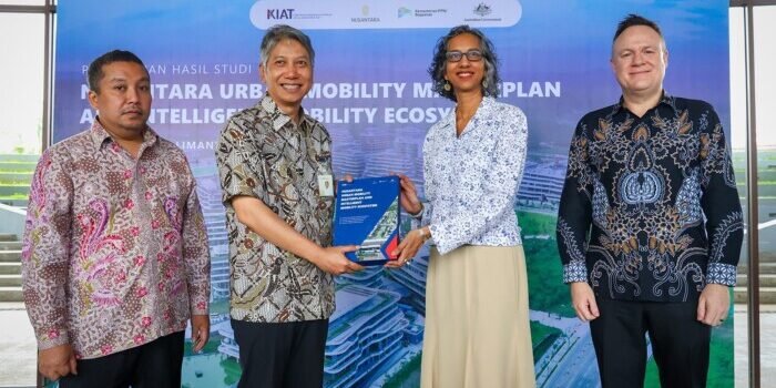 Sekretaris Otorita Bimo Adi Nursanthyasto bersama Wakil Duta Besar Australia untuk Indonesia, Gita Kamath saat menunjukkan laporan hasil studi Urban Mobility Masterplan dan Intelligent Mobility Ecosystem. Foto: HO/Humas Otorita IKN