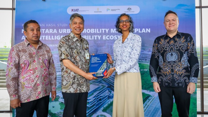 Sekretaris Otorita Bimo Adi Nursanthyasto bersama Wakil Duta Besar Australia untuk Indonesia, Gita Kamath saat menunjukkan laporan hasil studi Urban Mobility Masterplan dan Intelligent Mobility Ecosystem. Foto: HO/Humas Otorita IKN