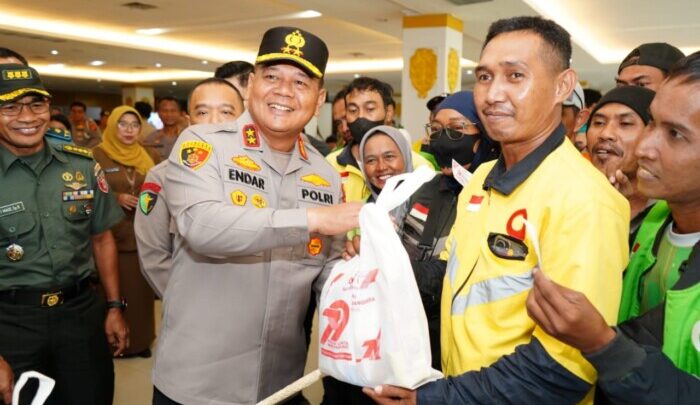 Kapolda Kaltim Irjen Pol. Endar Priantoro, S.H., S.I.K., C.F.E., M.H., Memberikan Paket Sembako Serta pemeriksaan dan penyuluhan kesehatan khusus Kepada pengemudi ojek online (Ojol) di Gedung Kesenian Balikpapan, pada Senin (16/6/2025). Foto: HO/Humas Polda Kaltim
