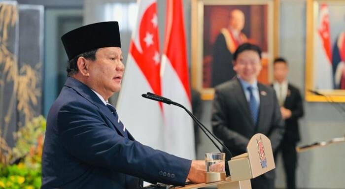 Presiden Prabowo Subianto dan Perdana Menteri (PM) Singapura Lawrence Wong melakukan pernyataan pers bersama usai Leaders’ Retreat yang digelar di Parliament House, Singapura, pada Senin, 16 Juni 2025. Foto: presidenri.go.id/BPMI Setpres