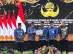 (ki:ka) Sekda Balikpapan, Muhaimin, Wali Kota Balikpapan, Rahmad Mas'ud, Wakil Wali Kota Balikpapan, Bagus Susetyo dan PT Taspen saat menyerahkan tali asih kepada ASN yang Purna Tugas, di Auditorium Balai Kota Balikpapan, pada hari Selasa (17/6/2025). Foto: BorneoFlash/Ardian