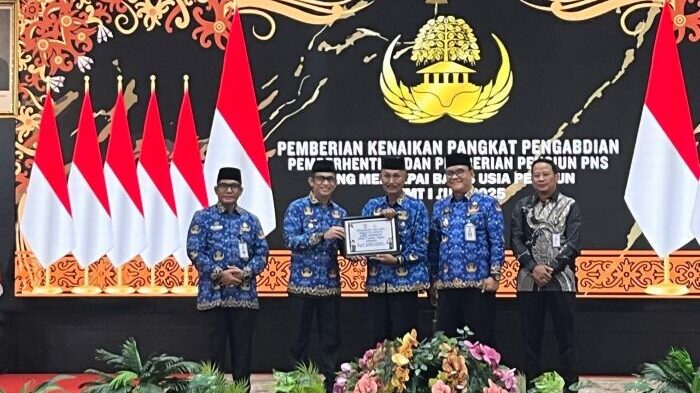 (ki:ka) Sekda Balikpapan, Muhaimin, Wali Kota Balikpapan, Rahmad Mas'ud, Wakil Wali Kota Balikpapan, Bagus Susetyo dan PT Taspen saat menyerahkan tali asih kepada ASN yang Purna Tugas, di Auditorium Balai Kota Balikpapan, pada hari Selasa (17/6/2025). Foto: BorneoFlash/Ardian