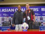Patrick Kluivert bersama Emil dalam konferensi pers menjelang laga Indonesia vs China. Foto: HO/pssi.org