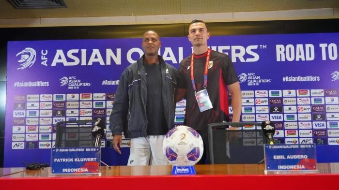 Patrick Kluivert bersama Emil dalam konferensi pers menjelang laga Indonesia vs China. Foto: HO/pssi.org Patrick Kluivert bersama Emil dalam konferensi pers menjelang laga Indonesia vs China. Foto: HO/pssi.org