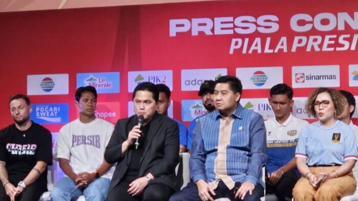 Ketua PSSI, Erick Thohir dalam menghadiri dan memberikan sambutan untuk konferensi pers. Foto: ANTARA/Rauf Adipati
