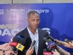 Patrick Kluivert, Pelatih Timnas Indonesia, menjawab pertanyaan yang diberikan oleh wartawan mengenai cedera yang dialami oleh Ole Romeny (18/7/2025). Foto: ANTARA/Rauf Adipati