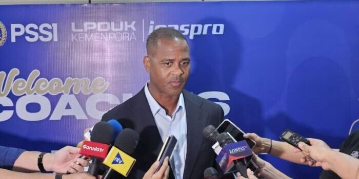 Patrick Kluivert, Pelatih Timnas Indonesia, menjawab pertanyaan yang diberikan oleh wartawan mengenai cedera yang dialami oleh Ole Romeny (18/7/2025). Foto: ANTARA/Rauf Adipati