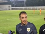 Gerald Vanenburg, pelatih timnas Indonesia U-23, memberikan jawaban dari pertanyaan pewarta sebelum masuk sesi Latihan di Stadion Madya, Jakarta (20/7/2025). Foto: ANTARA/Rauf Adipati