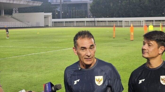 Gerald Vanenburg, pelatih timnas Indonesia U-23, memberikan jawaban dari pertanyaan pewarta sebelum masuk sesi Latihan di Stadion Madya, Jakarta (20/7/2025). Foto: ANTARA/Rauf Adipati