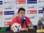 Alfharezzi Buffon, bek timnas U-23 Indonesia, memberikan jawabannya atas pertanyaan yang diberikan tentang jelang pertandingan kontra Thailand di babak semifinal ASEAN U-23 Championship 2025 di SUGBK (24/7/2025). Foto: Rauf Adipati