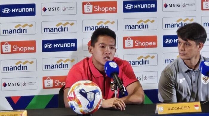 Alfharezzi Buffon, bek timnas U-23 Indonesia, memberikan jawabannya atas pertanyaan yang diberikan tentang jelang pertandingan kontra Thailand di babak semifinal ASEAN U-23 Championship 2025 di SUGBK (24/7/2025). Foto: Rauf Adipati