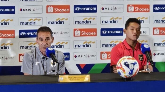 Gerald Vanenburg, Pelatih timnas U-23 Indonesia, menghadiri jumpa pers di SUGBK (24/7/25). Foto: ANTARA/Rauf Adipati