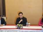 Erick Thohir, Ketua Umum PSSI, memberikan jawaban tentang persyaratan di I.League. Foto: ANTARA/Rauf Adipati
