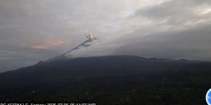 Aktivitas Gunung Semeru Meningkat, Kolom Letusan Mencapai 600 Meter. Foto: ANTARA/HO-PVMBG