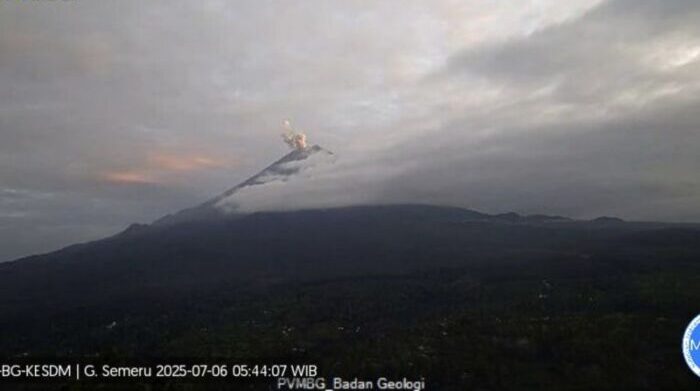 Aktivitas Gunung Semeru Meningkat, Kolom Letusan Mencapai 600 Meter. Foto: ANTARA/HO-PVMBG