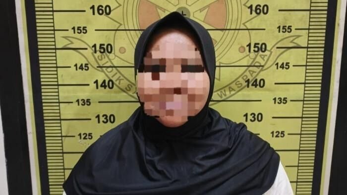ASN berinisial NR (44) ditahan oleh Satreskrim Polres Bontang karena kasus penipuan dan penggelapan dana proyek fiktif, pada Rabu (30/07/2025). Foto: HO/Humas Polres Bontang