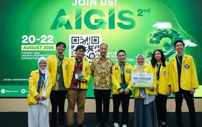 Menteri Perindustrian Agus Gumiwang Kartasasmita berfoto bersama dengan penerima penghargaan AIGIS Green Scientific Competition di Jakarta, Rabu (30/7/2025).FOTO : ANTARA/HO-Kemenperin